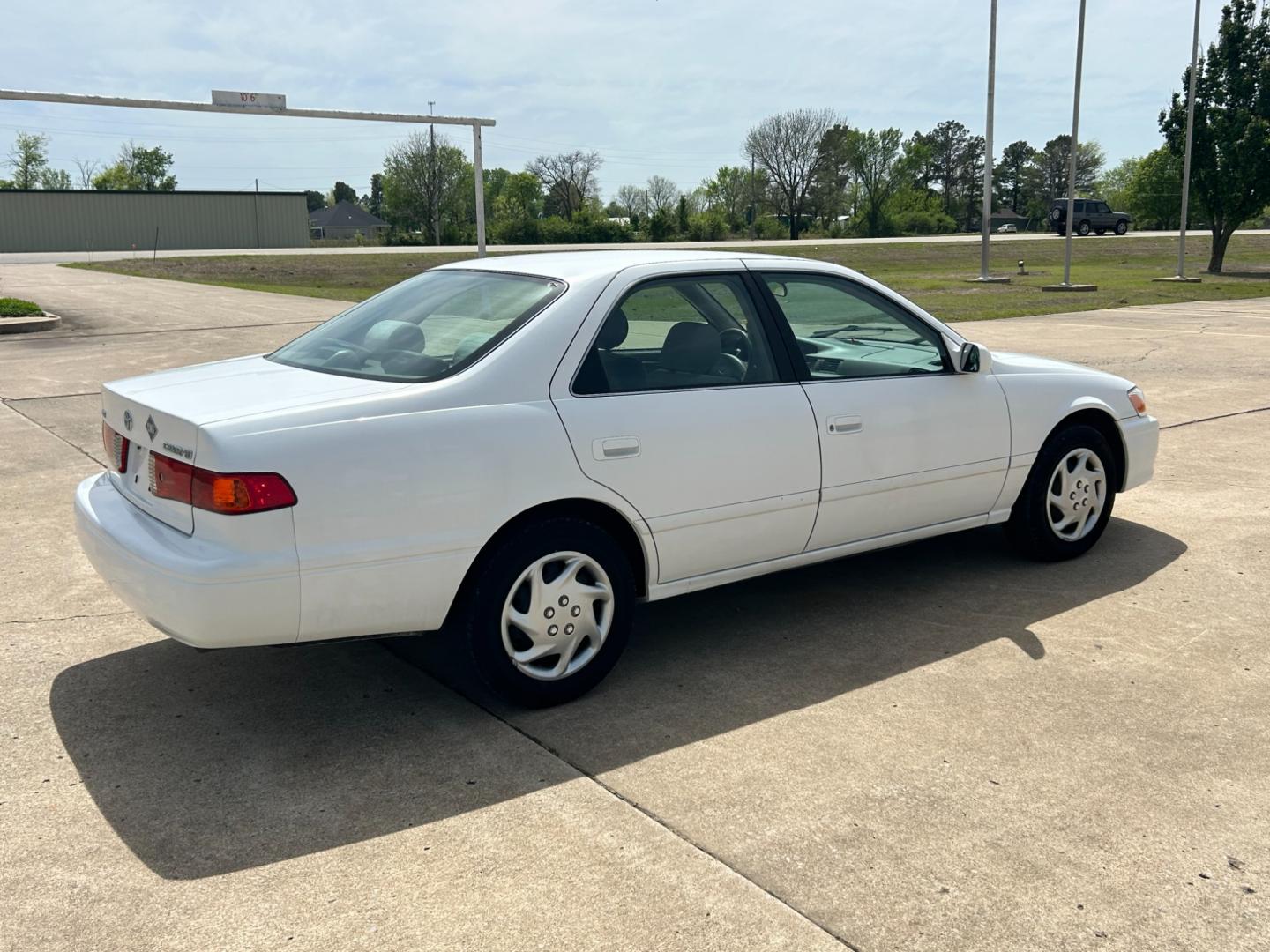 2000 White /TAN Toyota Camry LE (JT2BN22K8Y0) with an 2.2L L4 DOHC 16V engine, 4-Speed Automatic transmission, located at 17760 Hwy 62, Morris, OK, 74445, (918) 733-4887, 35.609104, -95.877060 - Photo#4